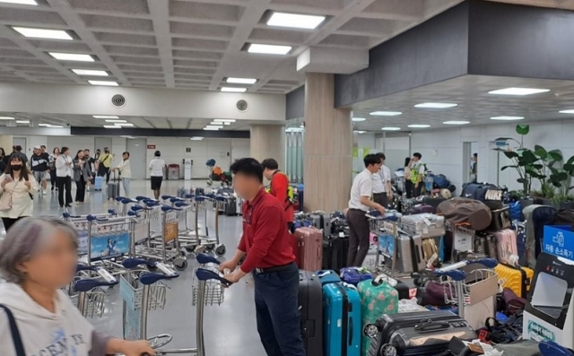 A check-in counter at Gimpo Airport is crowded with passengers on Wednesday (Yonhap)