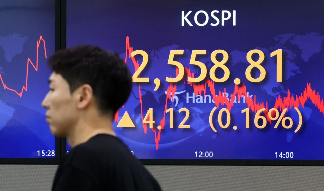 An electronic board showing the Korea Composite Stock Price Index at a dealing room of the Hana Bank headquarters in Seoul on Friday. (Yonhap)