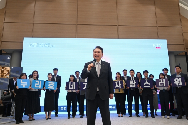 President Yoon Suk Yeol (center) speaks during a video call with researchers involved in the development of space rocket Nuri at the presidential office in Yongsan, Seoul last Thursday, after the successful launch of the homegrown rocket at Naro Space Center in Goheung, 328 kilometers south of Seoul. (Presidential office)