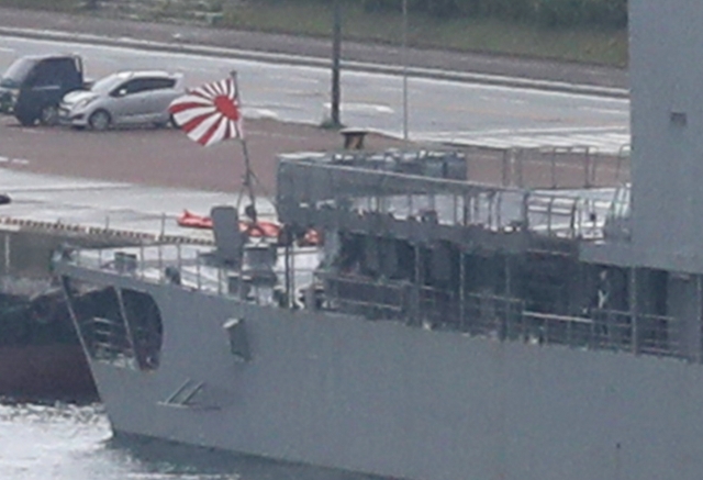 Japan's JS Hamagiri destroyer hoisting the Rising Sun flag arrives at South Korea's southeastern port city of Busan on Monday, to participate in the Eastern Endeavor 23 exercise in the international waters southeast of Jeju Island later in the week. (Yonhap)