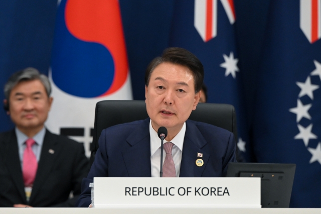 President Yoon Suk Yeol speaks at a summit meeting with Pacific island leaders on Monday. (Yonhap)