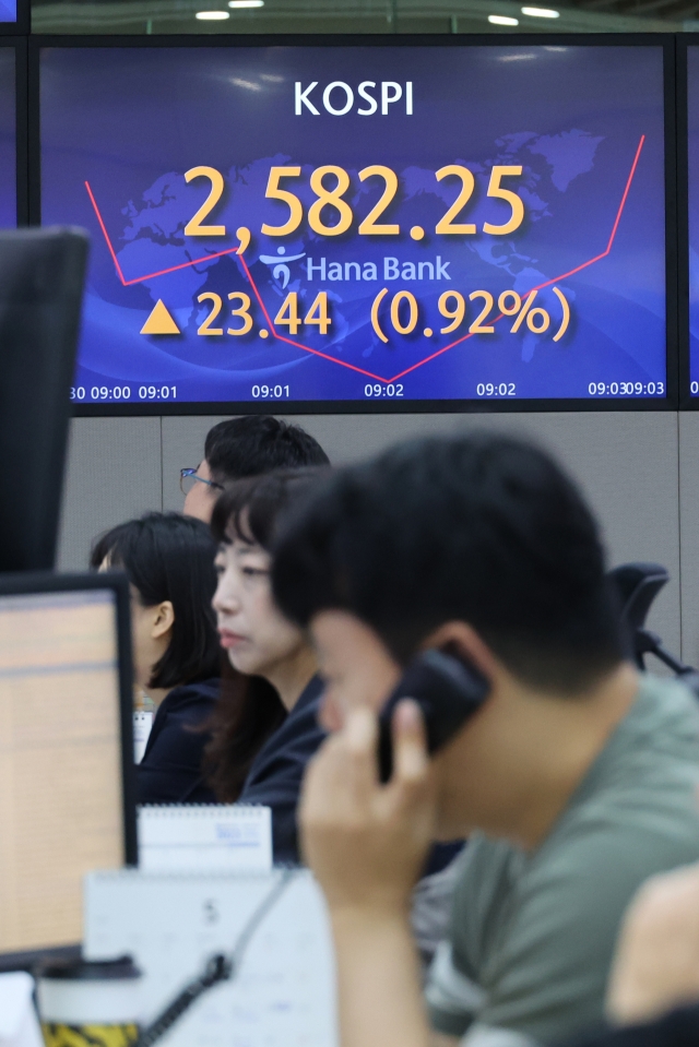 An electronic board showing the Korea Composite Stock Price Index at a dealing room of the Hana Bank headquarters in Seoul on Tuesday. (Yonhap)