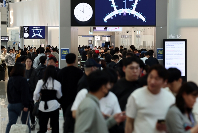 This photo shows the crowd at Incheon International Airport on May 4. (Yonhap)