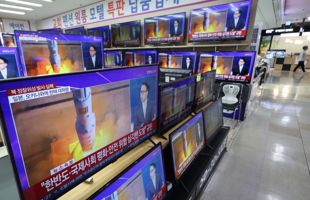 News of the launch of a North Korean spy satellite is displayed at Yongsan Electronics Market, in central Seoul, Wednesday. (Yonhap)