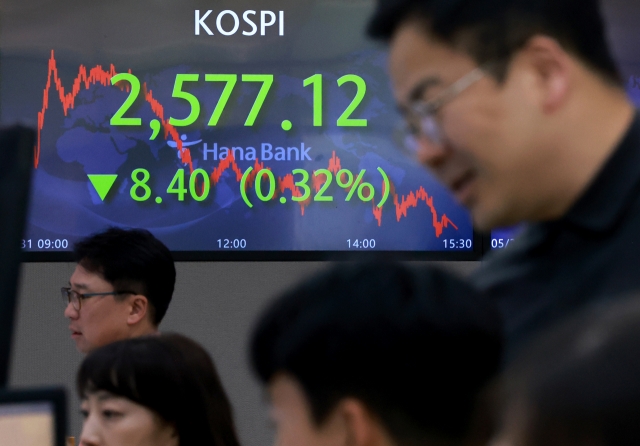 An electronic board showing the Korea Composite Stock Price Index at a dealing room of the Hana Bank headquarters in Seoul on Wednesday. (Yonhap)