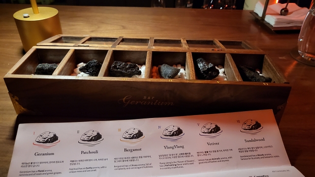 Stones sprayed with six different scents are placed on a wooden box for guests to choose from. (Kim Hae-yeon/ The Korea Herald)