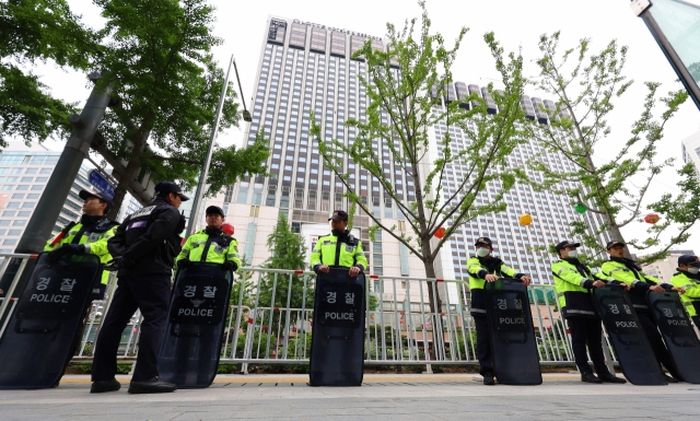 South Korean police are dispatched around a Seoul hotel in which the visiting Japanese Prime Minister Fumio Kishida is staying in this May 7 file photo. (Yonhap)