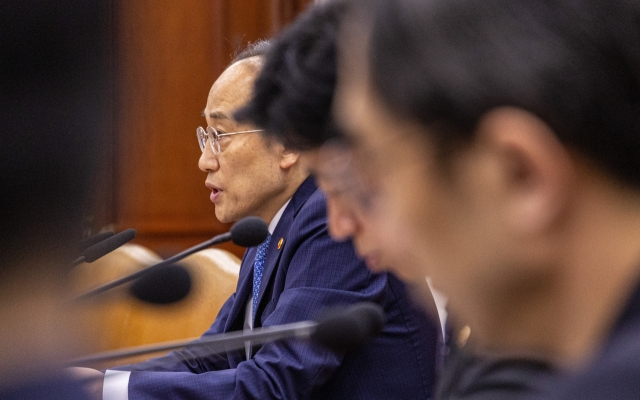 Finance Minister Choo Kyung-ho speaks during a meeting with economy-related ministers held in Seoul on Friday. (Yonhap)