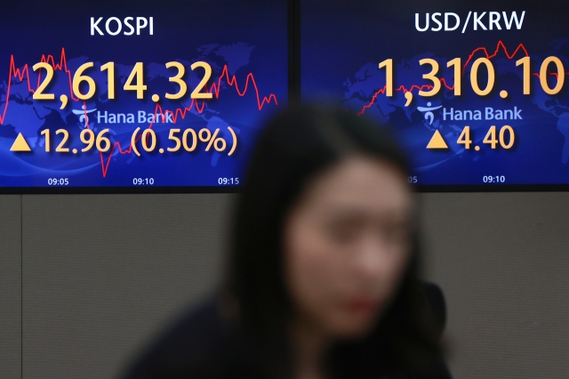 An electronic board showing the Korea Composite Stock Price Index at a dealing room of the Hana Bank headquarters in Seoul on Monday. (Yonhap)