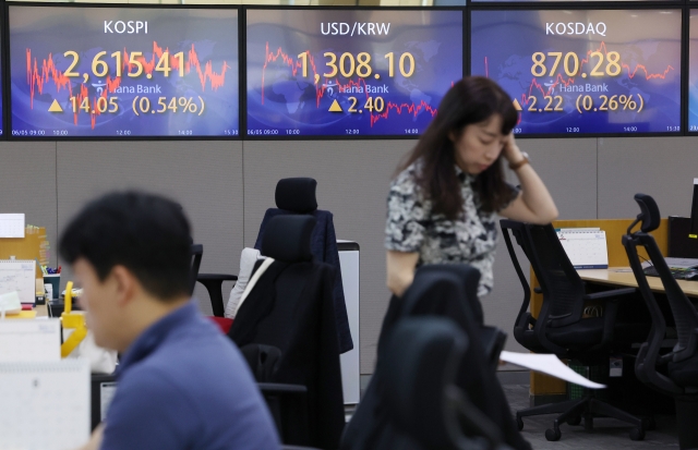 An electronic board showing the Korea Composite Stock Price Index at a dealing room of the Hana Bank headquarters in Seoul on Monday. (Yonhap)