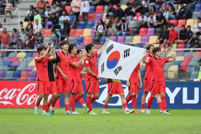 South Korean players hold up their national flag, Taegeukgi, to celebrate their 1-0 victory over Nigeria in the quarterfinals at the FIFA U-20 World Cup at Santiago del Estero Stadium in Santiago del Estero, Argentina, on Sunday. (Yonhap)