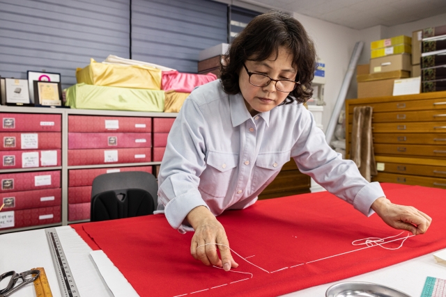 Bak Yeong-ae, state-designated Intangible Cultural Heritage title holder for transmitting and teaching needlework, reproduces the suit of armor originally presented by Emperor Gojong to Prince Henry of Prussia in 1899. (KCHF)