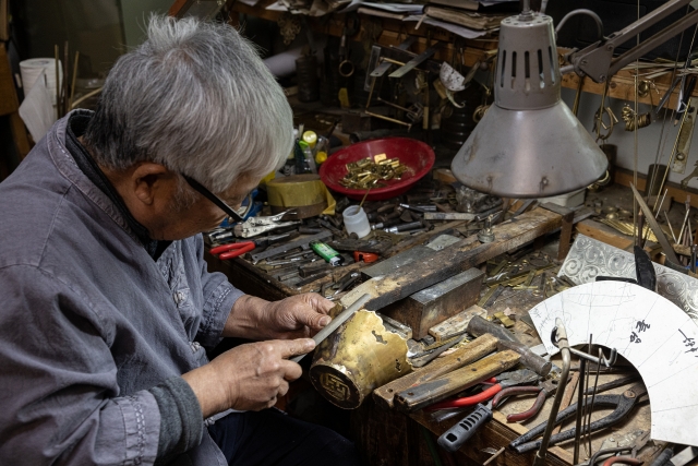 Jeong Su-hwa, state-designated Intangible Cultural Heritage title holder for lacquerware making, reproduces the gapjuham, or case for the armor and helmet that Emperor Gojong originally presented to Prince Henry of Prussia in 1899. (KCHF)