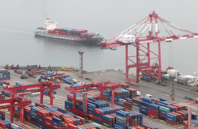 Containers stacked at a pier in Busan (Yonhap)