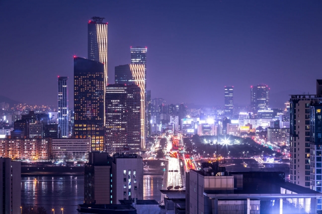 A night view of Yeouido, Seoul (123rf)