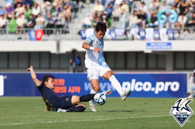 Lee Myung-jae of Ulsan Hyundai FC (right) battles Oh In-pyo of Suwon FC for the ball during a K League 1 match at Suwon Stadium in Suwon, Gyeonggi Province, on Tuesday. (Korea Professional Football League)