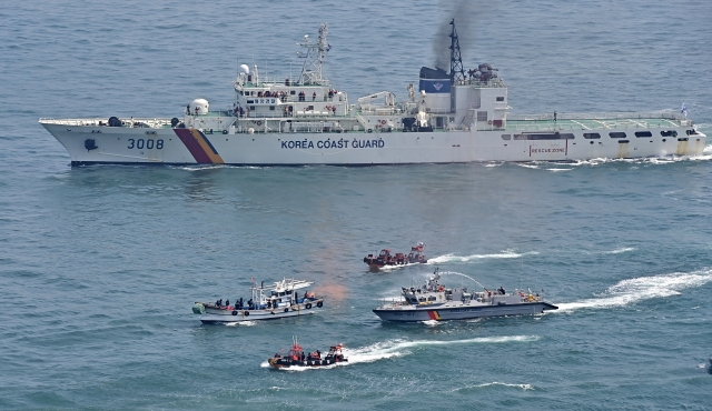 The Korea Coast Guard conducts a drill on the seas off northwestern Daecheong Island in Incheon, some 30 kilometers west of Seoul, in this file photo taken May 9, to crack down on illegal fishing by foreigners, mostly Chinese, in South Korean territorial waters. (Yonhap)