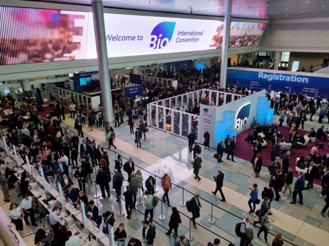 People lined up to register for the 2023 BIO International Convention at the Boston Convention and Exhibition Center in Boston, Massachusets, on June 5. (Park Han-na/ The Korea Herald)