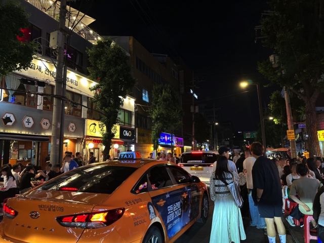 The line between the road and sidewalks becomes blurred as the stalls occupy the sidewalks on Jongno 3-ga Pojangmacha Street in Seoul on June 8. (Moon Joon-hyun/The Korea Herald)