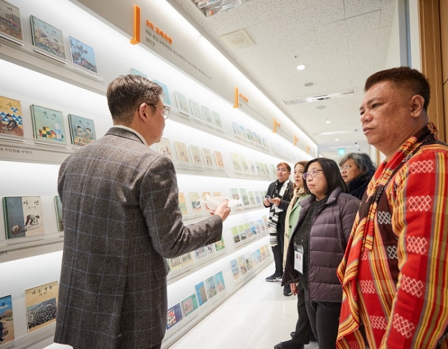 (Left) Noh Joong-il, head of Visang Education’s Global Education Organizer Core Group, introduces the company's businesses to visiting directors from the Commission on Higher Education under the Philippines government, on Feb. 21, 2023. (Visang Education)