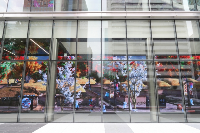 A media wall showcasing culture and travel-related themes at the HiKR Ground tourism center's first floor lobby, in Jongno-gu, central Seoul (KTO)