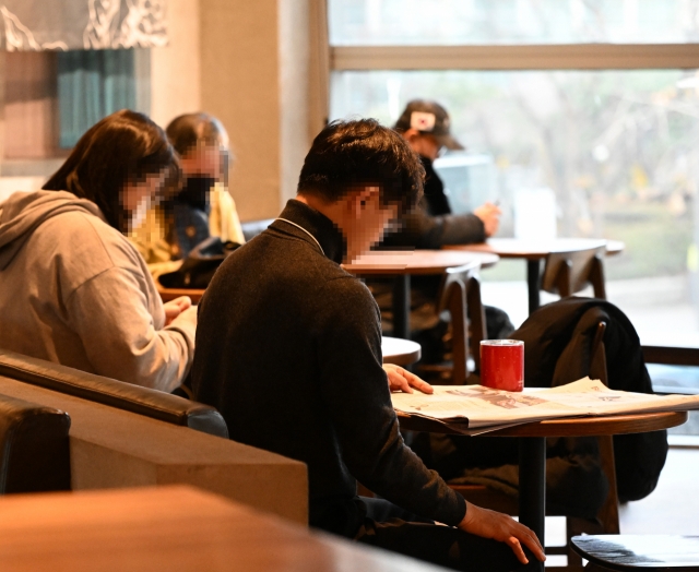 People study at a cafe in Seoul on Feb. 2. (Im Se-jun/The Korea Herald)