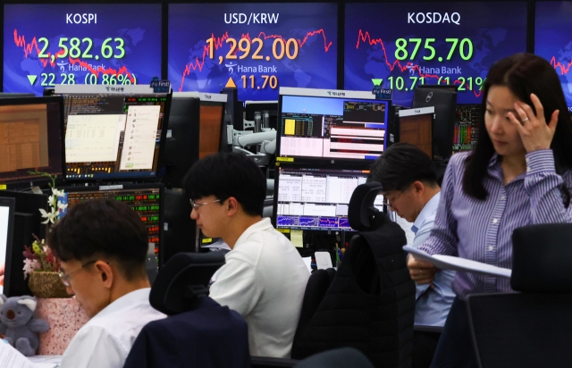 An electronic board showing the Korea Composite Stock Price Index at a dealing room of the Hana Bank headquarters in Seoul on Wednesday. (Yonhap)