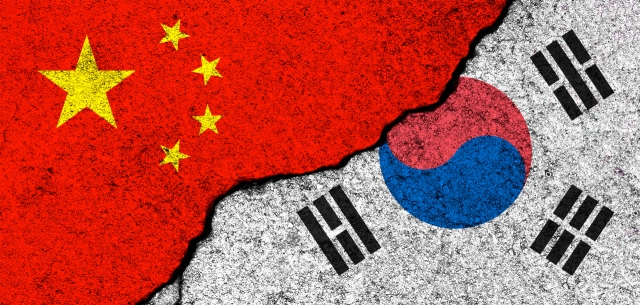 The flags of South Korea (right) and China. (123rf)