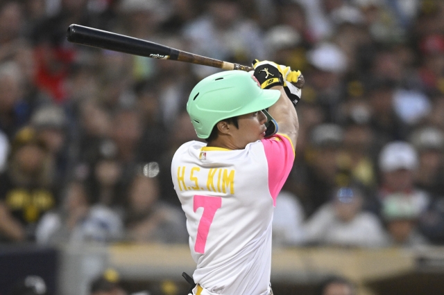 San Diego Padres' Kim Ha-seong hits a two RBI single during the fifth inning of a baseball game against the Washington Nationals, Friday in San Diego, US. (AP-Yonhap)