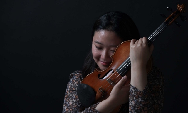 South Korean violinist Park Sueye poses for photos during an interview with The Korea Herald on May 18 in Seoul. (Lee Sang-sub/The Korea Herald)