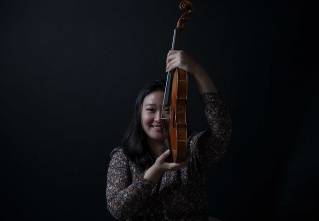 South Korean violinist Park Sueye poses for photos during an interview with The Korea Herald on May 18 in Seoul. (Lee Sang-sub/The Korea Herald)