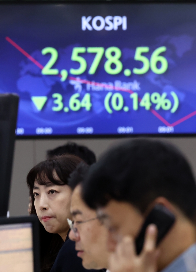 An electronic board showing the Korea Composite Stock Price Index at a dealing room of the Hana Bank headquarters in Seoul on Tuesday (Yonhap)