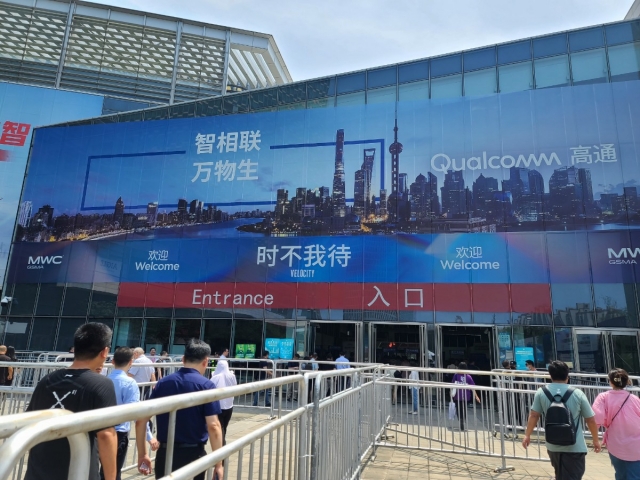 Visitors walk into the MWC Shanghai 2023 exhibition venue at Shanghai New International Expo Center, in Shanghai on Wednesday. (Jie Ye-eun/The Korea Herald)