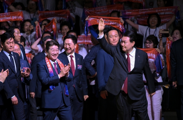 President Yoon Suk Yeol greets participants at an event to celebrate the 69th founding anniversary of conservative civic group Korea Freedom Federation on Wednesday at Jangchung Municipal Stadium in Seoul. (Yonhap)