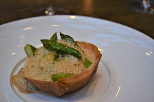 Green asparagus with vin jaune sauce created by chef Pascal Barbot (Kim Hae-yeon/The Korea Herald)