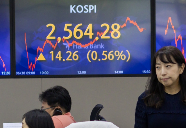 An electronic board showing the Korea Composite Stock Price Index at a dealing room of the Hana Bank headquarters in Seoul on Friday. (Yonhap)