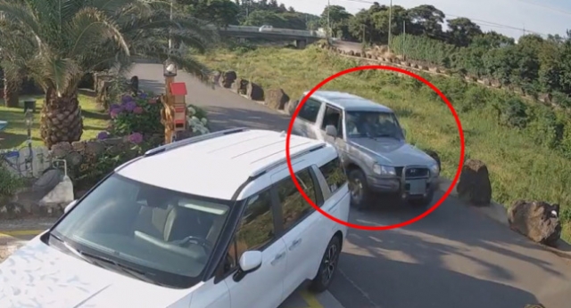 The suspect leaves the scene after shooting and killing a cat on June 19 morning in Seogwipo, southern Jeju. (Hondidorang)