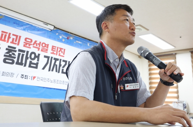 Yang Kyung-soo, chairman of the KCTU, speaks at a press conference on June 28 in Seoul. (Yonhap)