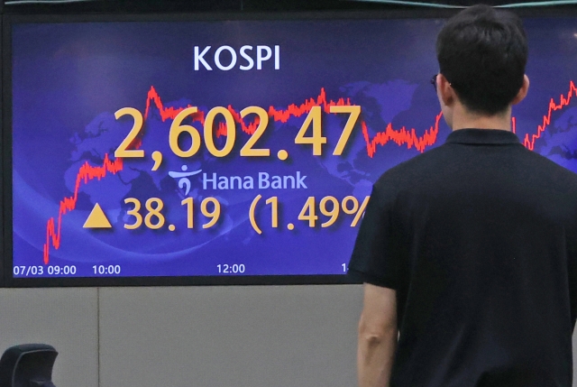 An electronic board showing the Korea Composite Stock Price Index at a dealing room of the Hana Bank headquarters in Seoul on Monday. (Yonhap)