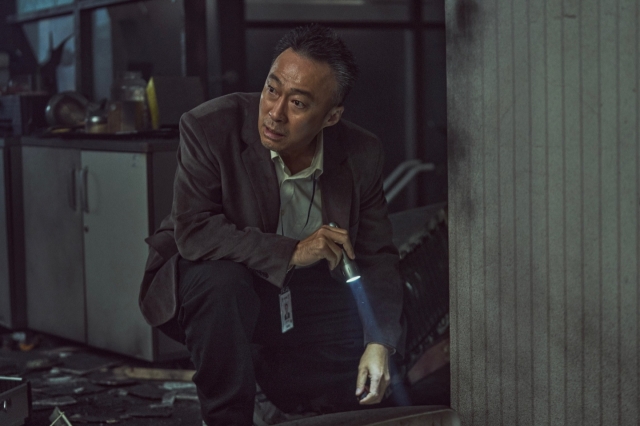 Lee Sung-min plays veteran detective Taek-rok in the second season of “Shadow Detective.” (Walt Disney Co. Korea)