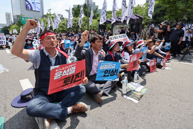 Yang Kyung-soo, chairman of the Korean Confederation of Trade Unions, leads chants during a strike on Sejong-daero, Jongno-gu, Seoul, on Sunday afternoon. (Yonhap)