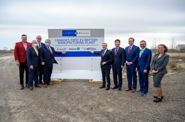 Executives of LG Energy Solution and Stellantis pose for a photo to announce their joint battery venture in Ontario, Canada, on March 23, 2022. Mark Steward, chief operating officer for North America at Stellantis (first from left) and Kim Dong-myeong, president of advanced automotive battery division at LG Energy Solution (fourth from right), were in attendance. (LG Energy Solution)