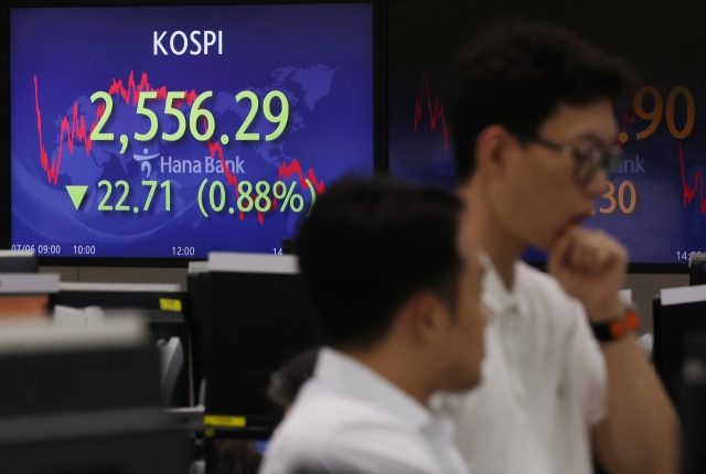 An electronic board showing the Korea Composite Stock Price Index at a dealing room of the Hana Bank headquarters in Seoul on Thursday. (Yonhap)