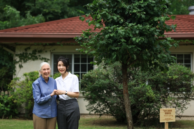 First lady Kim Keon-hee (right) and Jane Goodall pose for photos after planting a tree at the Yongsan Children's Garden in central Seoul, Friday. (Presidential office)