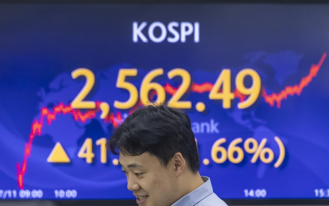 An electronic board showing the Korea Composite Stock Price Index at a dealing room of the Hana Bank headquarters in Seoul on Tuesday. (Yonhap)