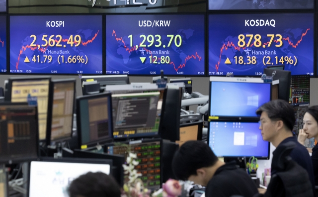 An electronic board showing the Korea Composite Stock Price Index at a dealing room of the Hana Bank headquarters in Seoul on Tuesday (Yonhap)