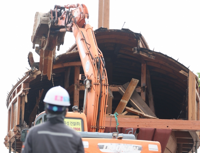 A replica of Korea's 16th century turtle-shaped warship, Geobukseon, is dismantled in Geoje, South Gyeongsang Province, Tuesday. (Yonhap)