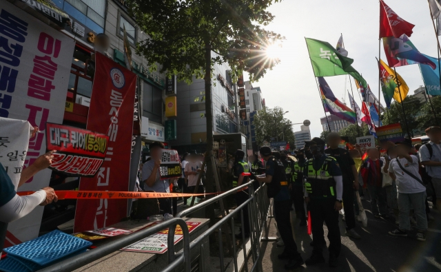 Pride parade participants and anti-LGBTQ+ demonstrators are seen at the Daegu Queer Culture Festival in Dongseong-ro, central Daegu, on June 17. (Yonhap)