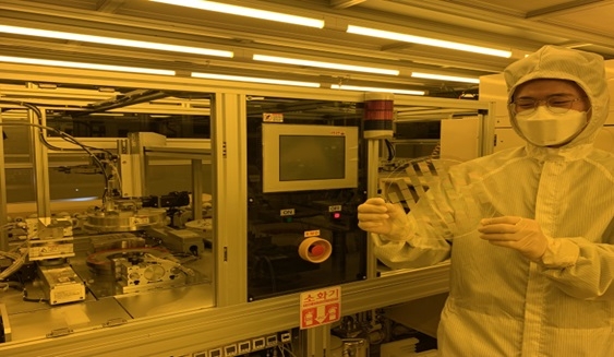 A Hunetplus researcher works on the company’s 2,000 ppi ultra-high-resolution mask at the firm’s facility in South Korea. (Hunetplus)