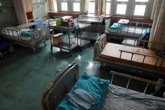 A hospital room at Pusan National University Hospital in the southeastern port city of Busan is empty on Wednesday as the hospital has discharged some 1,500 patients due to concerns over an anticipated workforce shortage ahead of its unionized medical workers' strike under the guidelines of the Korean Health and Medical Workers' Union the following day. (Yonhap)